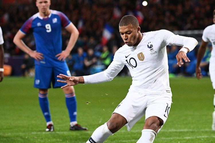 Penyerang Prancis, Kylian Mbappe, mencetak gol lewat tendangan penalti dalam laga uji coba melawan Islandia, 11 Oktober 2018 di Stade de Roudourou, Guingamp.
