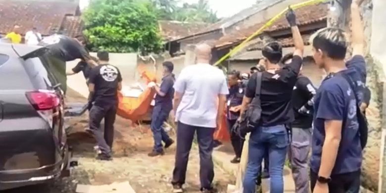 Sejumlah polisi membawa jenazah terduga korban pembunuhan berantai yang ditemukan terkubur di sebuah pekarangan rumah di Cianjur, Jawa Barat, Kamis (19/1/2023).