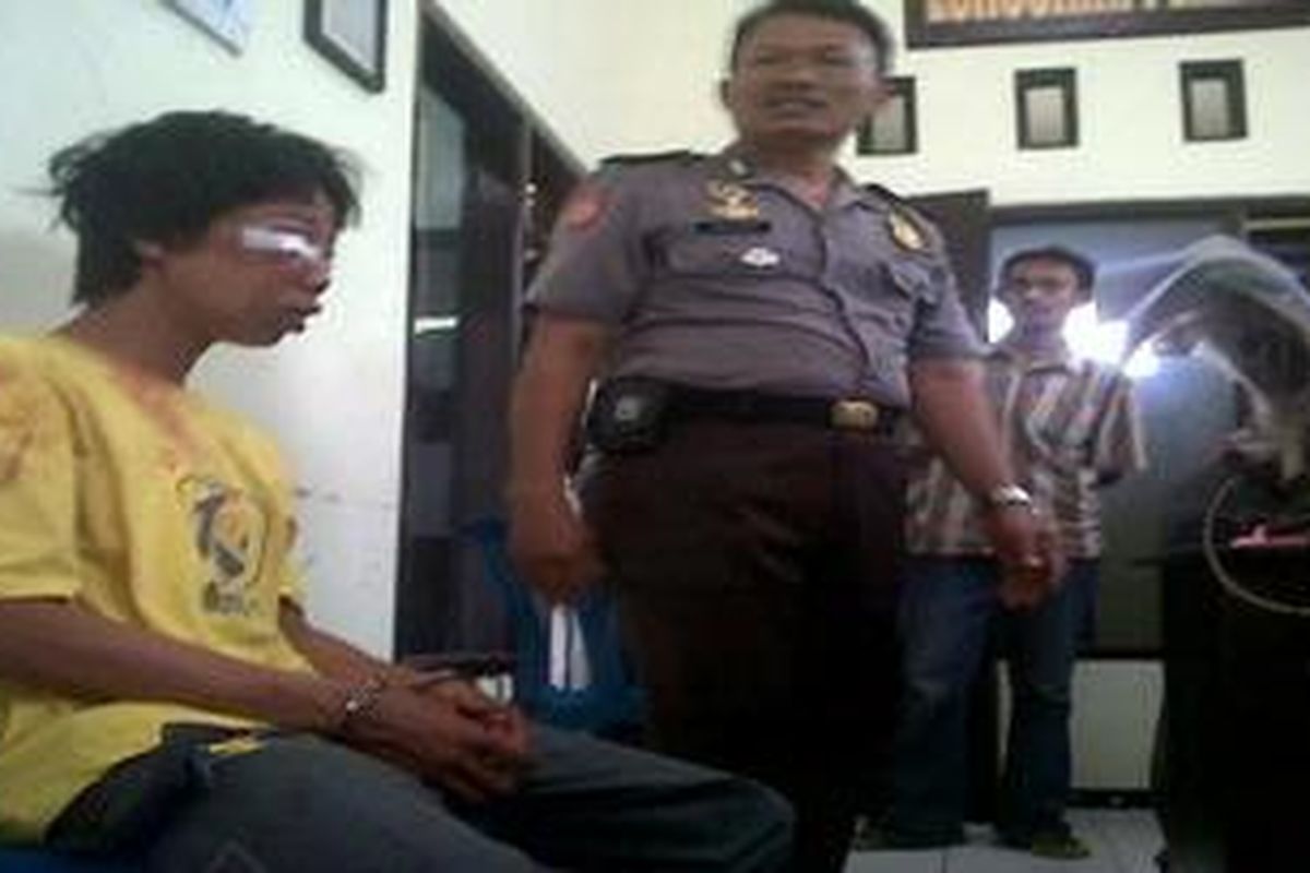 Malik kotak amal, babak belur dipukuli massa, di kecamatan Gondanglegi, Kabupaten Malang, Jawa Timur, Senin (17/12/2012). Sepeda motor pelaku juga dibakar massa.