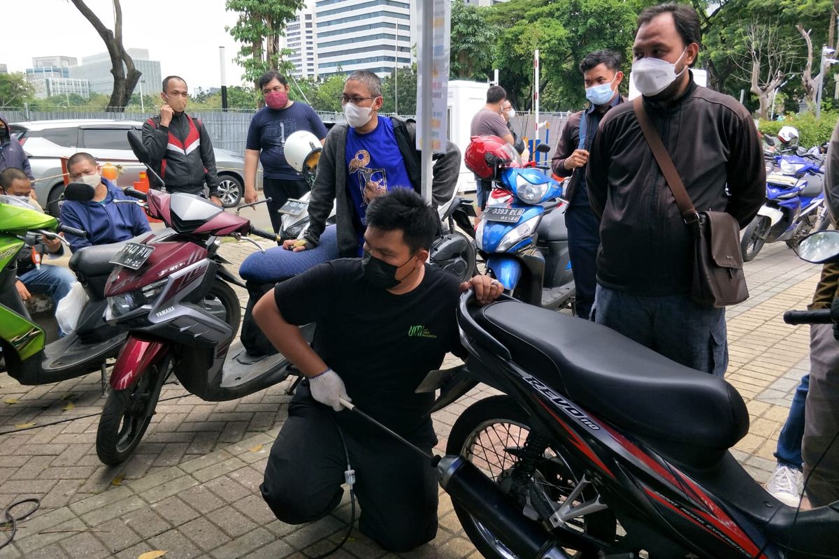 Teknisi Brolin Gultom sedang menguji emisi kendaraan bermotor di Lapangan Parkir IRTI Monas, Gambir, Jakarta Pusat pada Rabu (3/11/2021).