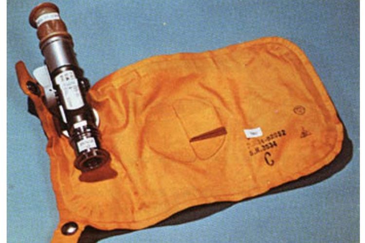 Pada misi Apollo, para astronot buang air kecil dengan menggunakan benda ini.