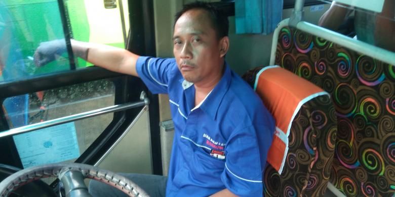 Pengemudi bus AKAP menunggu penumpang di Terminal Lebak Bulus, Jakarta Selatan.