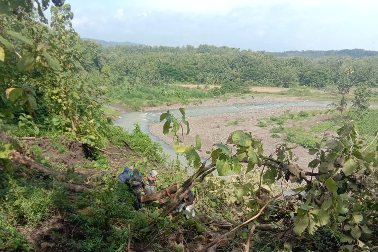 LONGSOR: Bantaran Sungai Gobak yang longsor mengancam jalan penghubung Kabupaten Semarang-Salatiga.