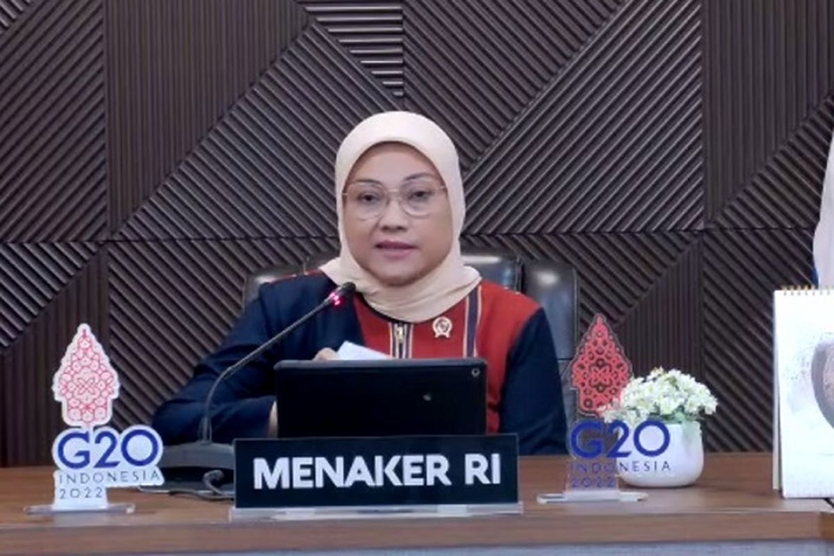 Menaker Ida Fauziyah saat menyampaikan mengenai batas pemberian THR Keagamaan bagi pekerja dan buruh saat konferensi pers virtual, Jumat (8/4/2022).
