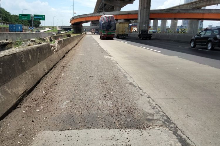 Pekerjaan Jalan di Tol Jakarta-Cikampek