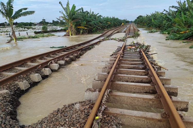 Rails that were flooded due to extreme weather resulted in the cancellation of long-distance train trips from Gambir Station and Pasar Senen Station, Jakarta, Monday, February 22.