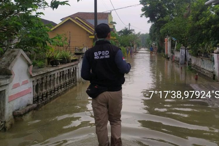 Banjir yang melanda Desa Banjaragung di Kecamatan Balongpanggang, Gresik, Senin (15/11/2021).