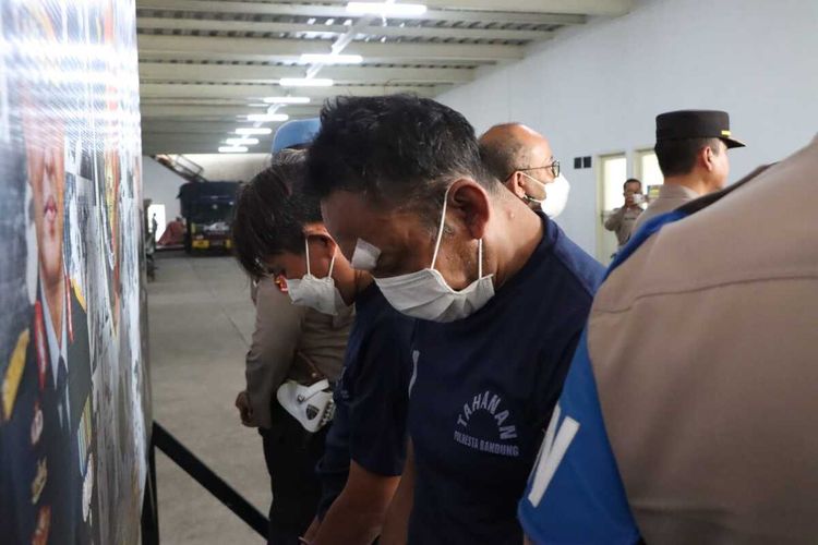 Jajaran Satuan Reserse Kriminal (Satreskrim) Polresta Bandung mengamankan AA (41) dan ES (44). Keduanya merupakan tersangka kasus penjebolan mesin ATM di Kampung Warung Lobak, Desa Gandasari, Kecamatan Katapang, Kabupaten Bandung, Jawa Barat.