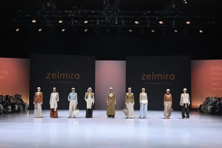 Revisi 10 Kali, Siswi SMK NU Banat Kudus Sukses Tampilkan Karya di Indonesia Fashion Week