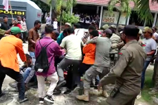 Mahasiswa Diduga Dikeroyok Saat Demo di DPRD Bima, Plt Kepala Satpol PP: Dia Jatuh Sendiri...