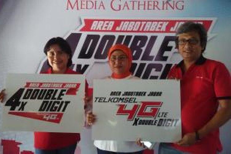 Dari kiri ke kanan: Excecutive Vice President Telkomsel Area Jabotabek Jabar Venusiana Papasi, Vice President ICT Network Management Area Jabotabek Jabar Juanita Erawati,  General Manager Legal and Stakeholder Management Jabotabek Jabar Yossie Hamdeny Mairiza