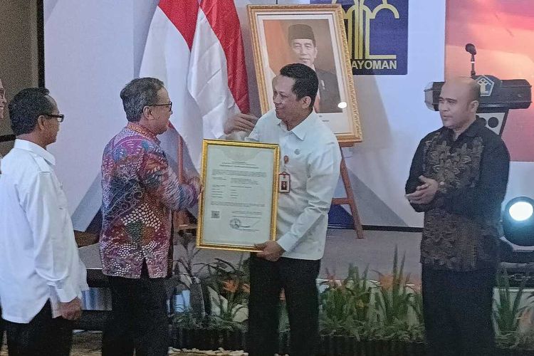 Staf Ahli Menkumham Bidang Ekonomi Lucky Agung Binarto menyerahkan sertifikat indikasi geografis rambutan Parakan kepada Penjabat Bupati Tangerang Andi Ony. Rabu (22/5/2024) .