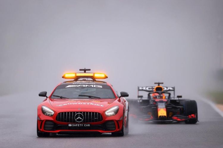 Hujan deras selama tiga jam pada gelaran F1 Belgia yang beralangsung di sirkuit Spa-Francorchamps, Minggu (29/8) ternyata membawa Max Verstappen tim Red Bull Racing kembali naik podium kemenangan. Honda - Mobil