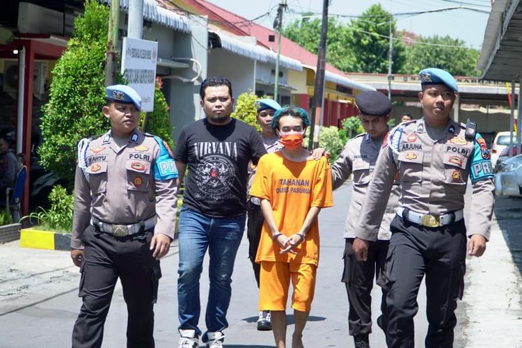 Polisi mengamankan JRF, seorang pemuda yang melempar bom molotov di Pos Lalu Lintas Pandaan, Pasuruan, Jawa Timur, Kamis (04/09/2025) 
