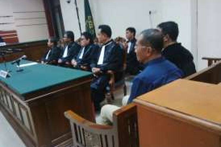 Yusril Ihza Mahendra dalam sidang pembacaan dakwaan kasus korupsi Dahlan Iskan di pengadilan Tipikor Surabaya, Selasa (6/12/2016).