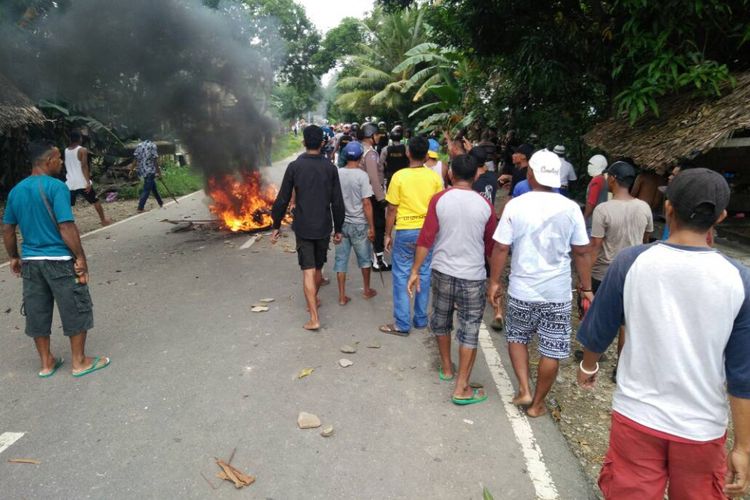 Dua kelompok warga di Desa Kairatu, Kecamatan Kairatu, Kabupaten Seram Bagian Barat, Maluku, terlibat bentrokan, Minggu (25/6/2017)