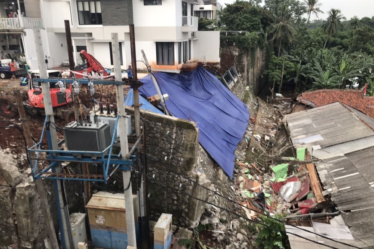 Turap milik Perumahan Melati Residence longsor dan menimpa sejumlah rumah warga Jalan Damai 2 RT 04/RW 012, Ciganjur, Jagakarsa, Jakarta.