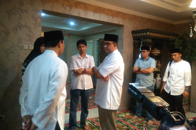 Gubernur DKI Jakarta terpilih Anies Baswedan berbuka puasa di rumah Wakil Ketua MPR Hidayat Nur Wahid, Jakarta, Minggu (11/6/2017).