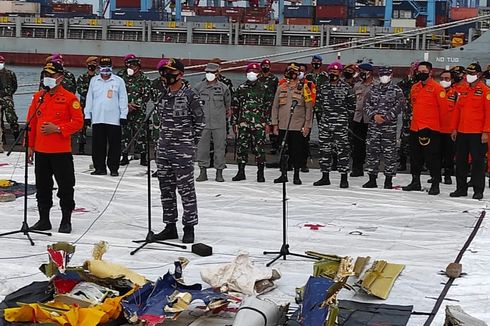 KRI Parang Serahkan 3 Kantong Berisi Barang Pribadi Penumpang Sriwijaya Air ke Basarnas