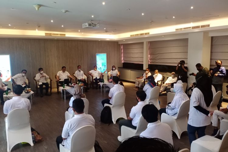 Dialog Menteri Koordinator Bidang Perekonomian Airlangga Hartanto dengan perwakilan alumni Program Kartu Prakerja di Surabaya, Kamis (13/1/2022).