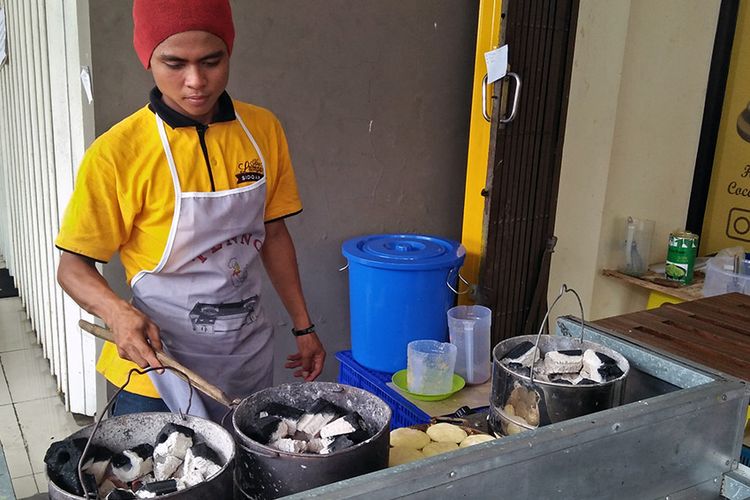 Kue lumpur di Toko Muda-Mudi Jaya, Gresik, memiliki bau khas lantaran dibuat menggunakan arang.