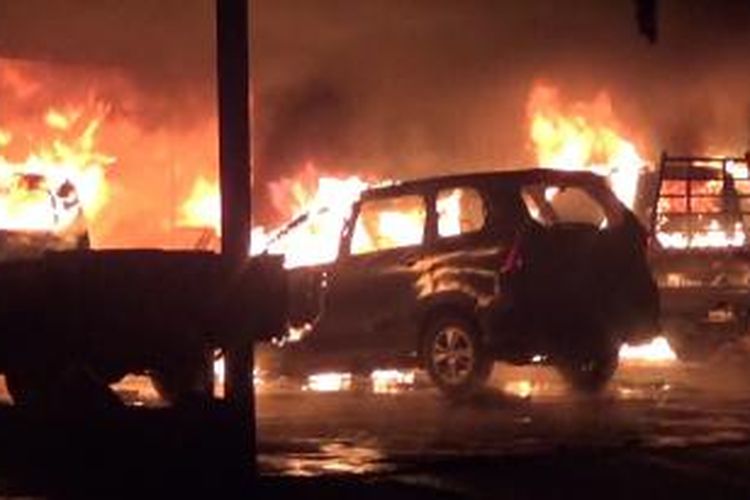 Sejumlah minibus yang ikut hangus saat kebakaran melanda sebuah toko elekronik di Sungguminasa, Kabupaten Gowa, Sulawesi Selatan dan mengakibatkan 8 korban tewas. Selasa, (20/01/2015).