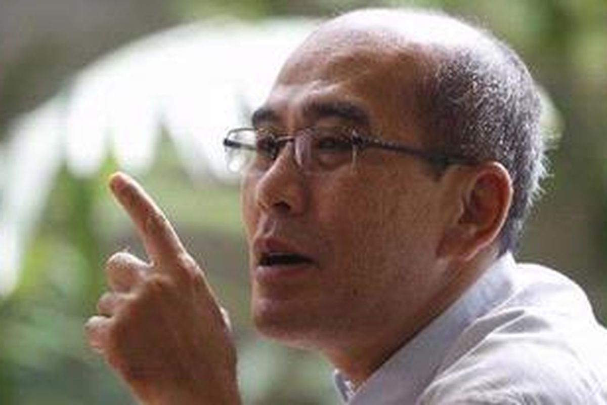 Pakar Ekonomi Universitas Indonesia Faisal Basri, saat diwawancarai Kompas.com di kediaman pribadinya, Kebayoran Baru, Jakarta Selatan, Sabtu (18/2/2012). 