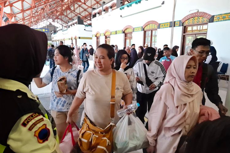Arus Balik di Stasiun Tawang Semarang Tetap Ramai, Prediksi Padat hingga Minggu