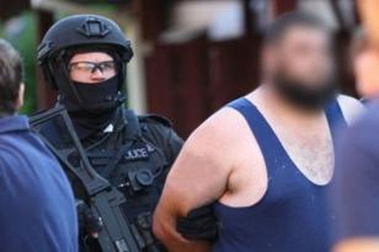 Omar Ammouche (33) ditangkap kepolisian Sydney di rumah kontrakannya bersama puluhan amunisi. Polisi menduga Ammouche adalah simpatisan Negara Islam Irak dan Suriah (ISIS).