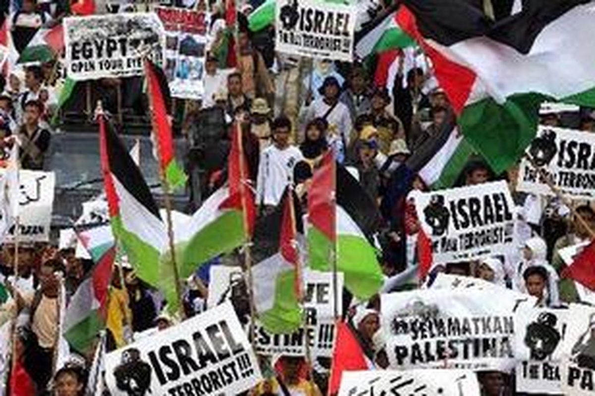 Massa Partai Keadilan Sejahtera berunjuk rasa di Bundaran Hotel Indonesia, Jakarta, Kamis (3/6/2010). Mereka mengecam serangan brutal tentara Israel ke kapal yang sedang membawa bantuan kemanusiaan untuk Gaza. 