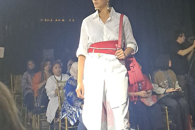 Model mengenakan wastra nusantara di Wastra Trunk Show Green and Trendy Kelana Wastra Fashion Fest untuk Indonesia 2024