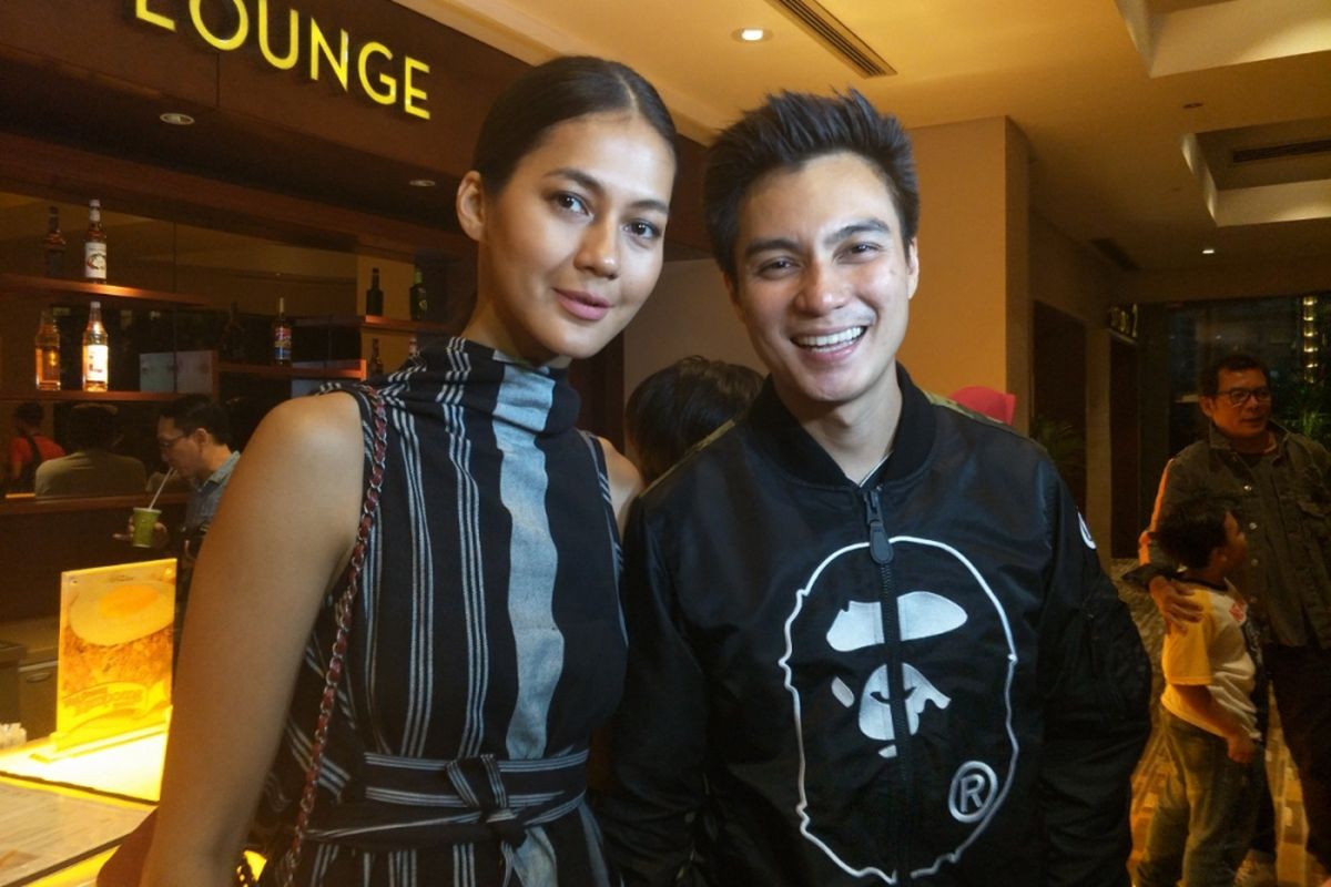 Baim Wong dan Paula Verhoeven saat menghadiri gala premier film Jejak Cinta di XXI Epicentrum Walk, Jakarta Selatan, Minggu (2/9/2018).