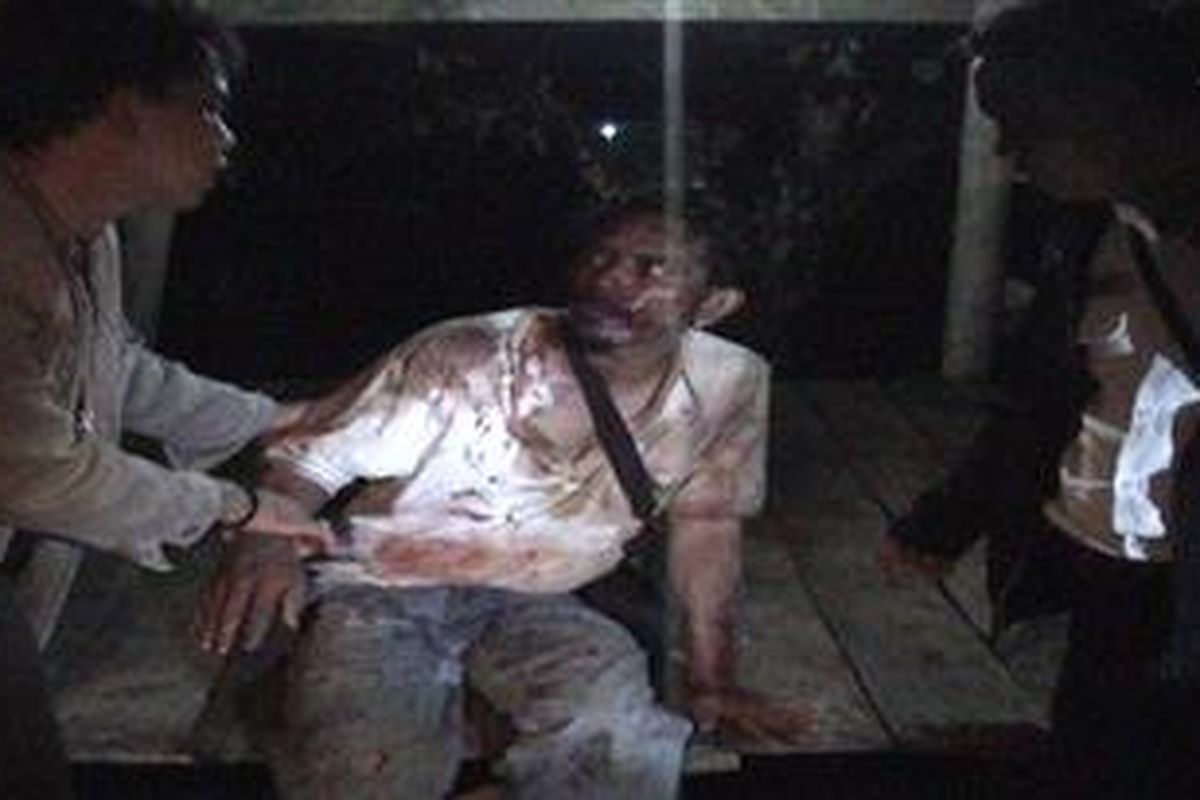 Meski sempoyongan bersimbah darah, Ahmade tetap melawan petugas yang hendak membawanya ke Rumah Sakit Umum Daerah Tenriawaru Kabupaten Bone Sulawesi Selatan, Kamis (13/12/2012).