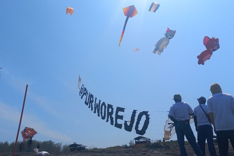 Sejumlah peserta sedang menerbangkan layang-layang di Internasional Kite Festival di Pantai Ketawang Purworejo Jawa Tengah pada Mingg (30/7/2023)