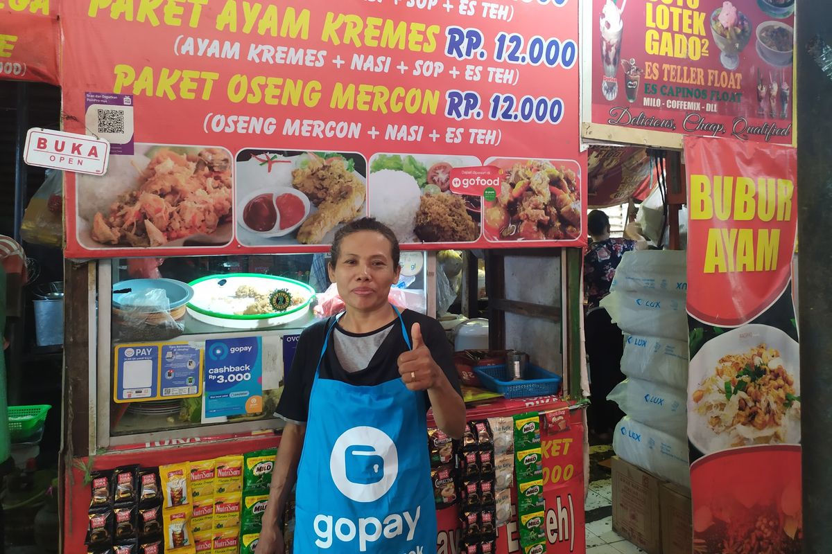 Sulastri, salah satu penjual masakan chinese food di Kantin Plaza, Kampus Universitas Gajah Mada (UGM), Yogyakarta, yang sudah dua tahun menggunakan GoPay sebagai salah satu alat pembayaran di kantinnya.