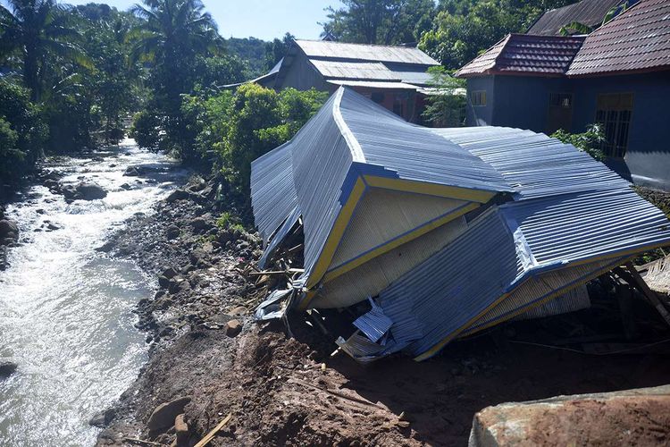 Sebuah rumah warga rusak akibat bencana tanah longsor di Desa Rumbia, Kabupaten Jeneponto, Sulawesi Selatan, Minggu (14/6/2020). Tanah longsor yang tejadi pada Jumat (12/6/2020) tersebut mengakibatkan sejumlah rumah rusak dan empat warga tertimbun material tanah longsor.