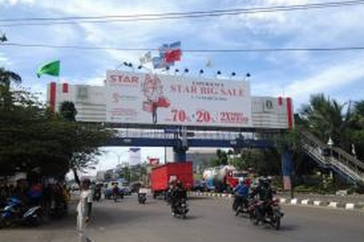 Bendera sejumlah parpol di pasang di atas jembatan penyeberangan orang (JPO) di Jalan M. H Thamrin, Kota Tangerang, Senin (7/4/2014)