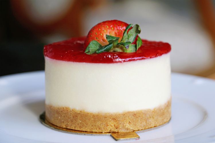 Ilustrasi strawberry cheesecake tanpa oven. 