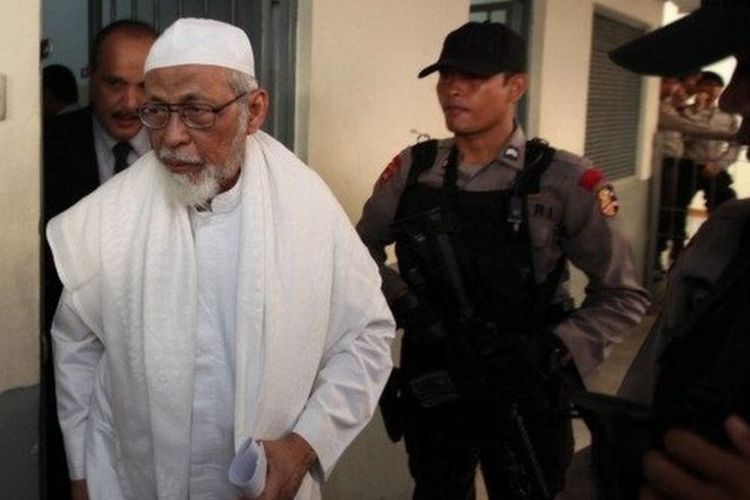 Abu Bakar Baasyir divonis 15 tahun penjara tahun 2011 lalu setelah dinyatakan terbukti mendanai pelatihan teroris di Aceh dan mendukung terorisme di Indonesia.