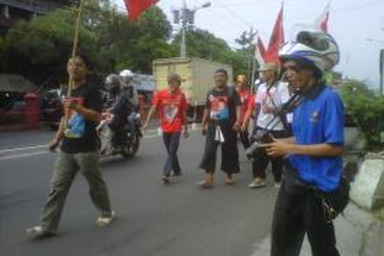  8 orang relawan Jokowi-JK melakukan long march dari Kantor DPRD Kabupaten Semarang menuju Panti Marhaen Semarang. 
