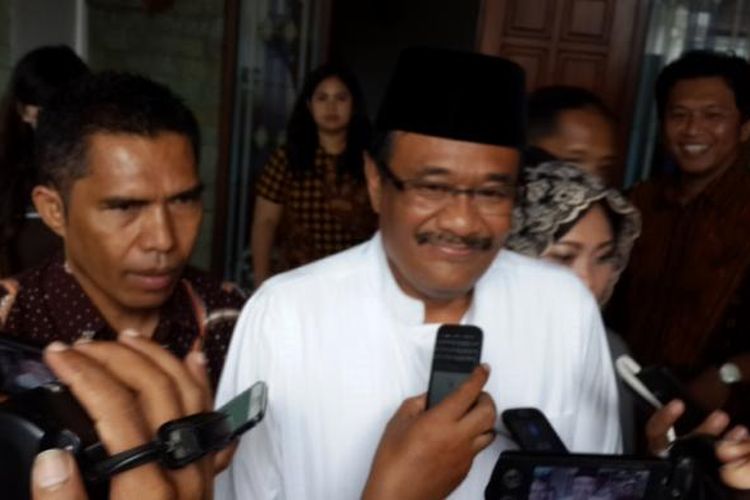 Wakil Gubernur non-aktif DKI Jakarta Djarot Saiful Hidayat saat berada di kediaman KH Hasyim Muzadi di Pondok Pesantren Al-Hikam, Kota Malang, Jumat (10/3/2017)
