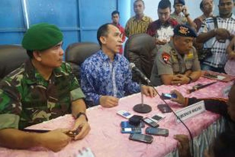 Pangdam XVI Pattimura, Mayjen Meris Wyryadi, Gubernur Maluku, Said Assagaf dan Kapolda Maluku saat memberikan keterangan kepada sejumlah wartawan di Lantamal Ambon, terkait kedatangan 500 personil TNI dari kesatuan Artileri medan (Armed) Batalyon 13 Divisi I Kostrad Jawa Barat.