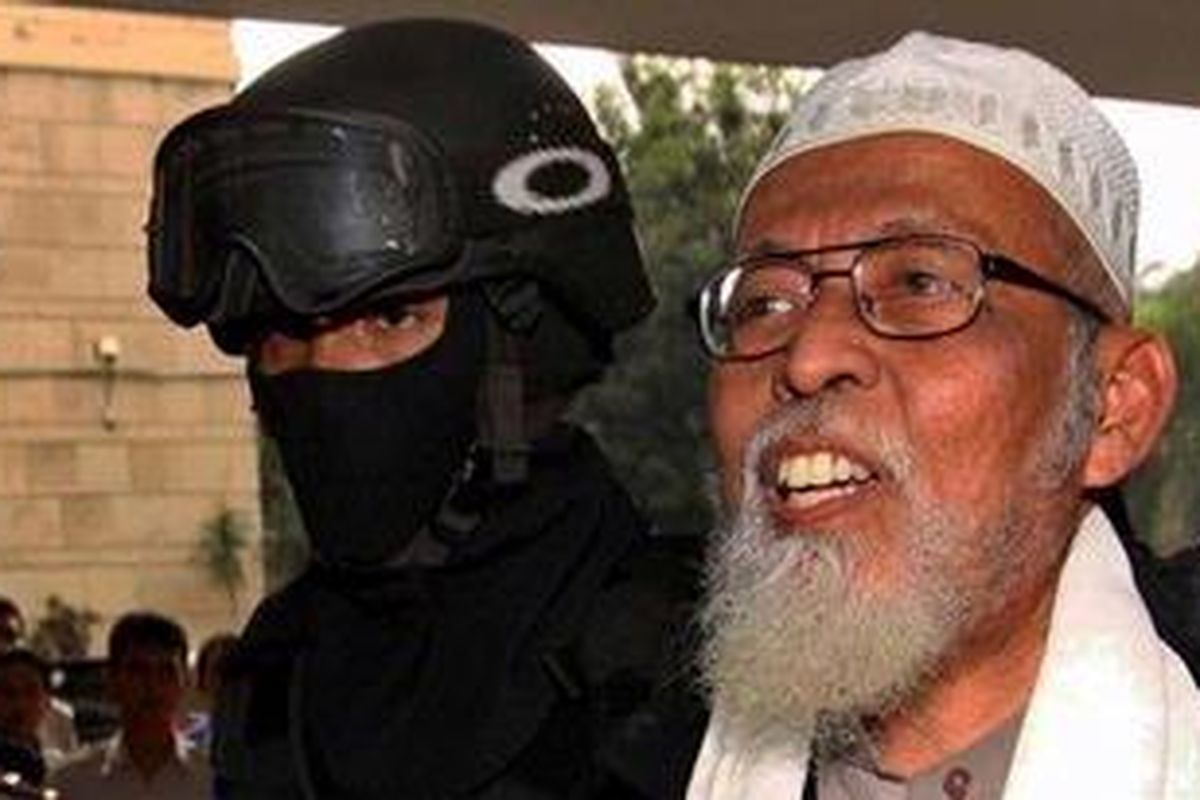 Amir Jamaah Anshorut Tauhid Abu Bakar Baasyir, dikawal petugas Densus 88 memasuki Bareskrim Mabes Polri, Senin (9/8/2010). Baasyir ditangkap karena diduga terkait pelatihan teroris di Aceh. Ada beberapa peran Baasyir yang dirilis Mabes Polri, salah satunya dia diduga mengetahui semua rangkaian aksi terorisme dari Aceh hingga Bandung.