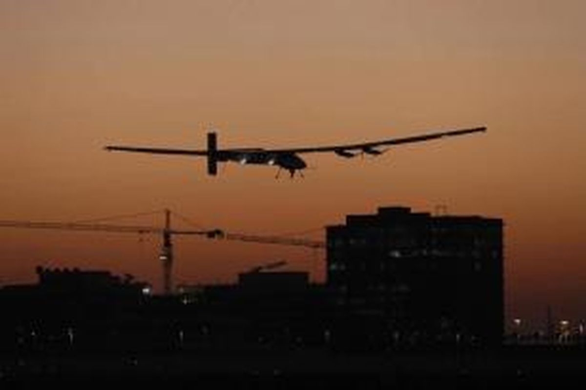 Bertrand Piccard, salah seorang dari dua pilot asal Swiss menerbangkan pesawat tenaga matahari Solar Impulse 2, terbang dari Bandara Al-Bateen di Abu Dhabi, 2 Maret 2015.