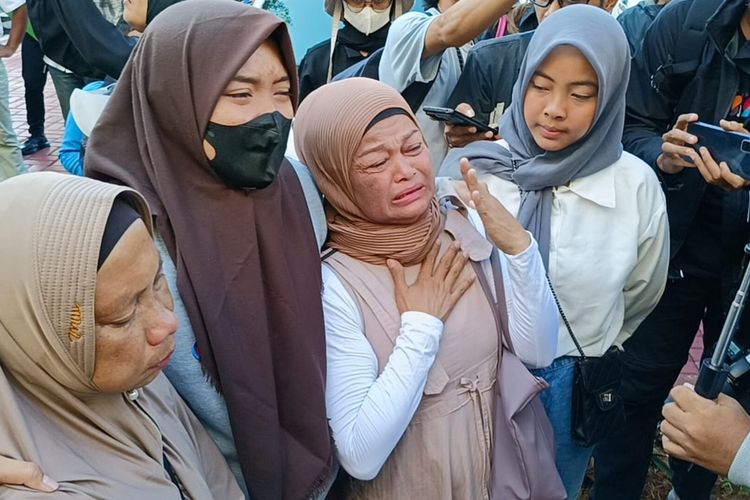 Keluarga korban kasus pembacokan siswa SMK di Kota Bogor menangis saat melihat pelaku hadir dalam konferensi pers yang digelar di Mapolresta Bogor Kota, Jumat (12/5/2023).