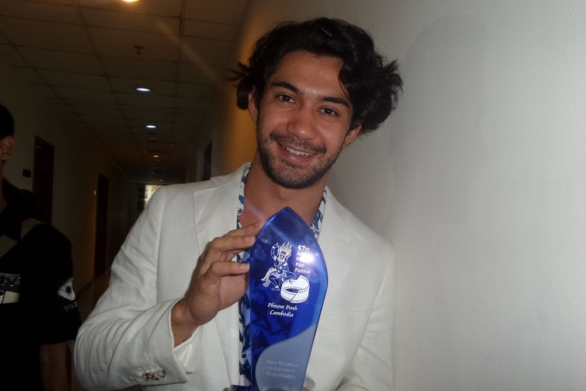 Reza Rahadian memegang trofi Best Actor Asia Pacific Film Festival 2017 di Sinematek Indonesia, Jakarta Selatan, Kamis (3/8/2017).