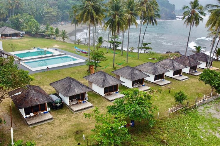 Legon Pari Beach Resort, salah satu resort dekat pantai di Sukabumi.