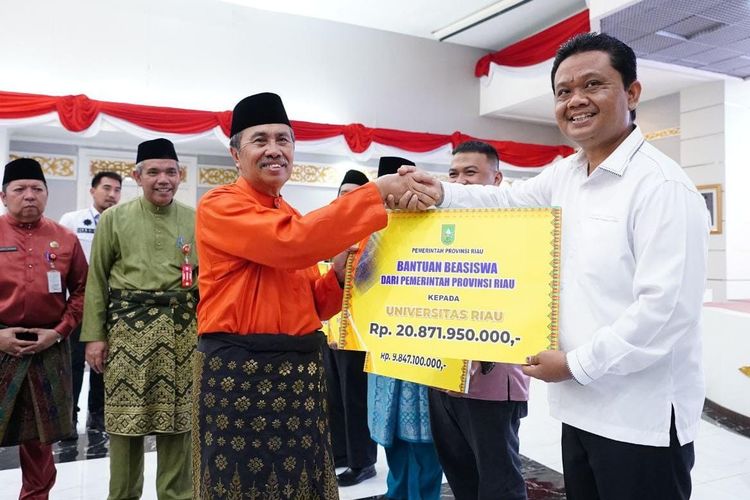 Gubernur Riau (Gubri) Syamsuar menyerahkan bantuan beasiswa senilai puluhan miliar kepada sejumlah perguruan tinggi di Pekanbaru di Gedung Pauh Janggi, Kota Pekanbaru, Jumat (8/9/2023).