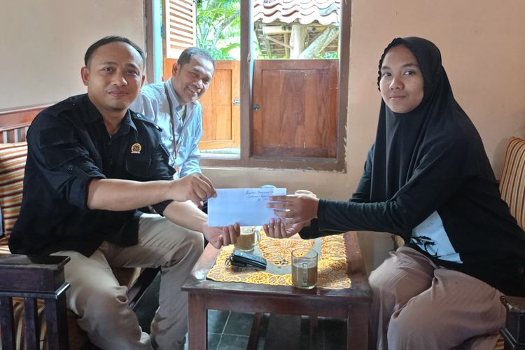 Perwakilan Bawaslu menyerahkan bantuan kepada pengawas TPS yang menkadi korban penipuan di Desa Cihonje, Kecamatan Gumelar, Kabupaten Banyumas, Jawa Tengah, Selasa (5/3/2024).