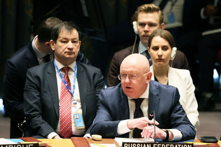 Duta besar Rusia untuk PBB Vasily Nebenzya berbicara selama pertemuan Dewan Keamanan mengenai perang di Ukraina di markas besar PBB pada 24 Februari 2023 di New York City. Dia kedapatan mengetuk-ketuk mikrofon saat Menlu Ukraina mengajak forum menghentingkan cipta untuk korban agresi di Ukraina.